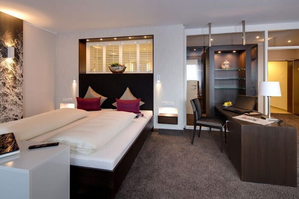 Suite | Desk, WiFi (free), bed sheets
