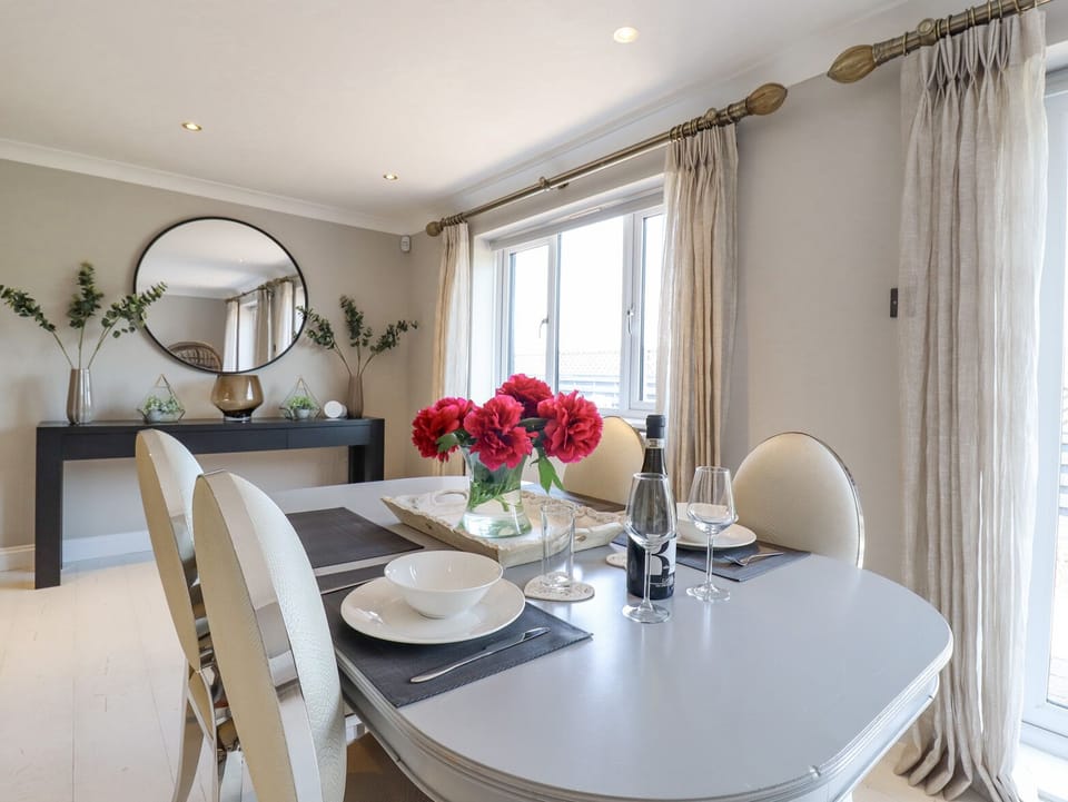 Cottage | Dining