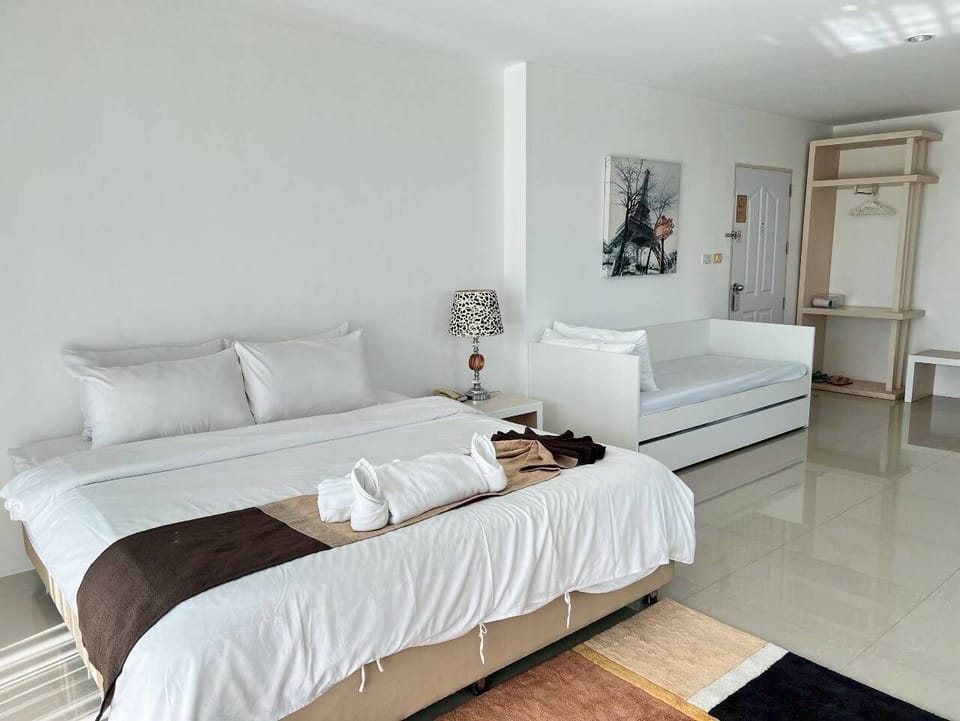 Deluxe Room | Desk, WiFi (free), bed sheets