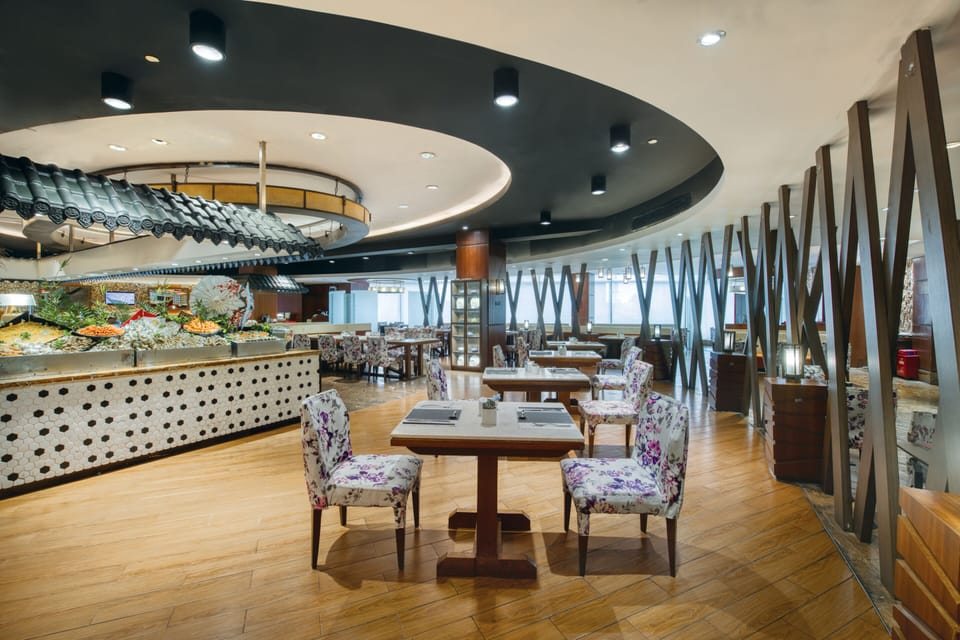 2 restaurants; breakfast, lunch, and dinner served