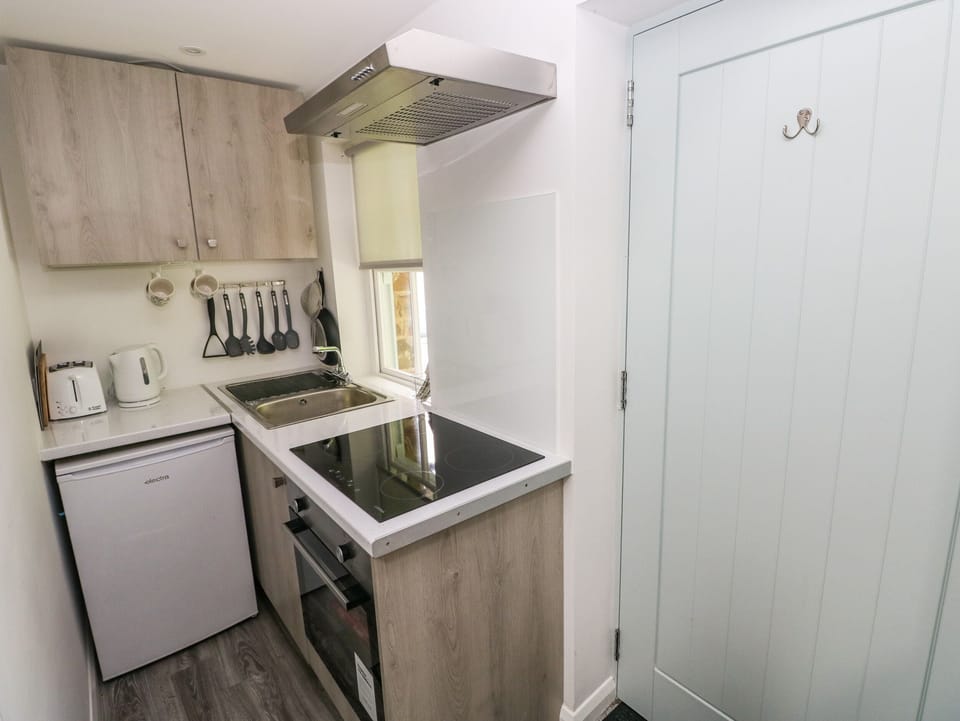 Cottage | Private kitchen | Fridge, electric kettle, toaster, cookware/dishes/utensils