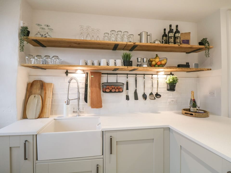 Cottage | Private kitchen | Fridge, dishwasher, electric kettle, toaster