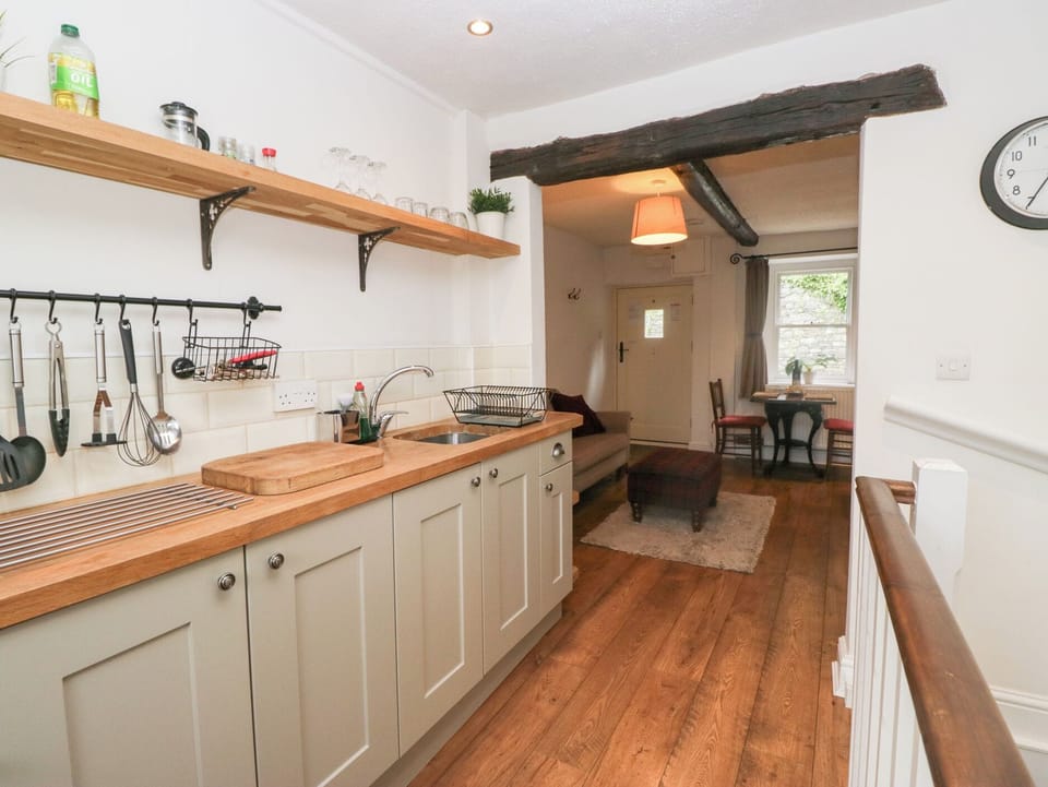 Cottage | Private kitchen | Fridge, electric kettle, toaster, cookware/dishes/utensils