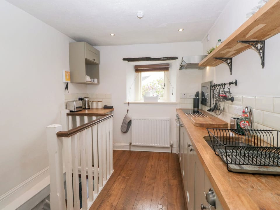 Cottage | Private kitchen | Fridge, electric kettle, toaster, cookware/dishes/utensils