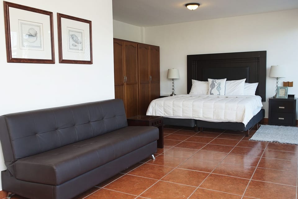 HAKUNA MATATA | Down comforters, pillowtop beds, laptop workspace, free WiFi