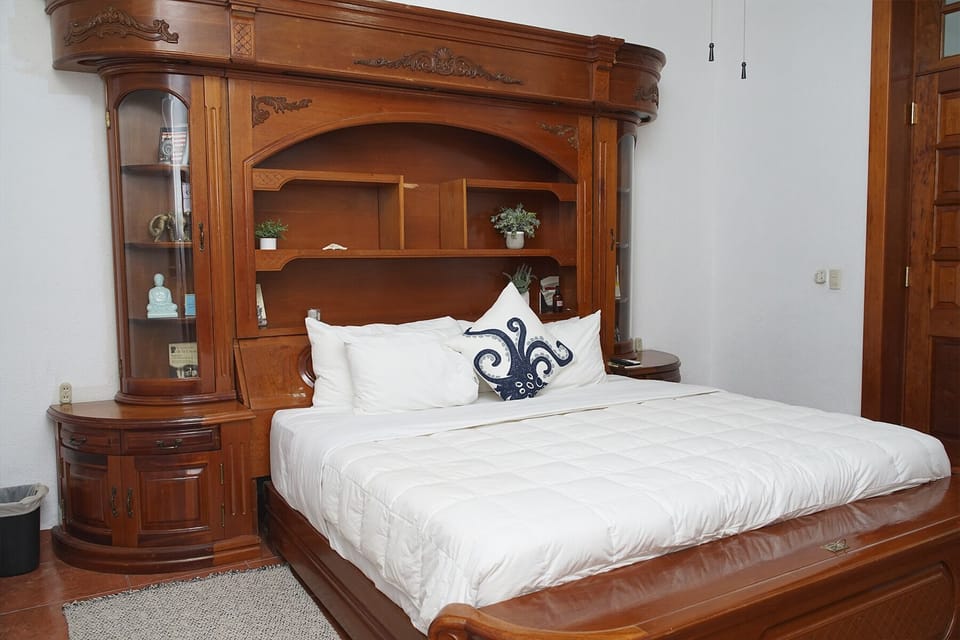 BRIBON | Down comforters, pillowtop beds, laptop workspace, free WiFi