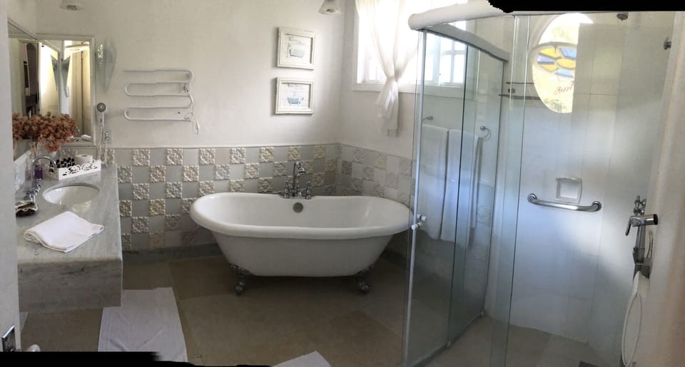 Suite (Master) | Bathroom | Free toiletries, hair dryer, towels