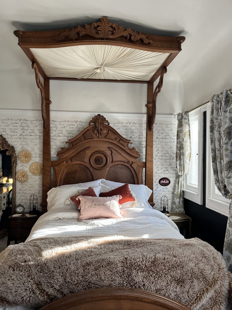 French room | Premium bedding, down comforters, iron/ironing board, free WiFi