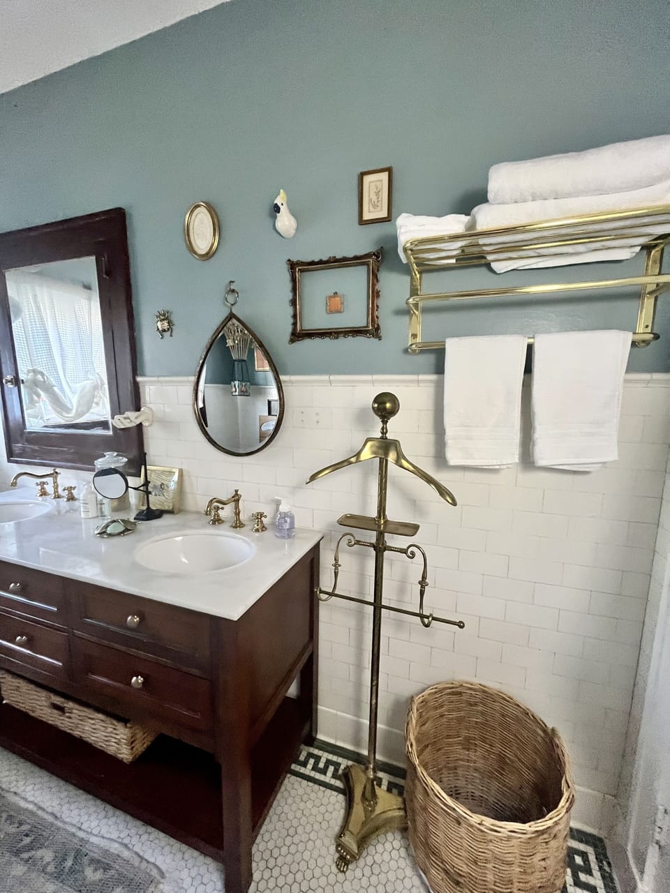 Shower, hydromassage showerhead, hair dryer, slippers
