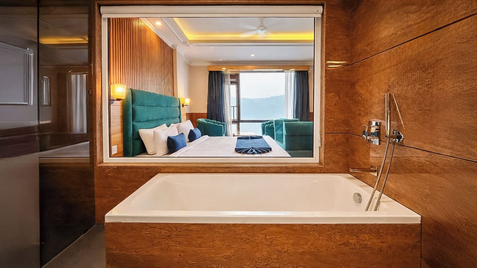 Premium Suite | Bathroom | Shower, free toiletries, hair dryer, towels