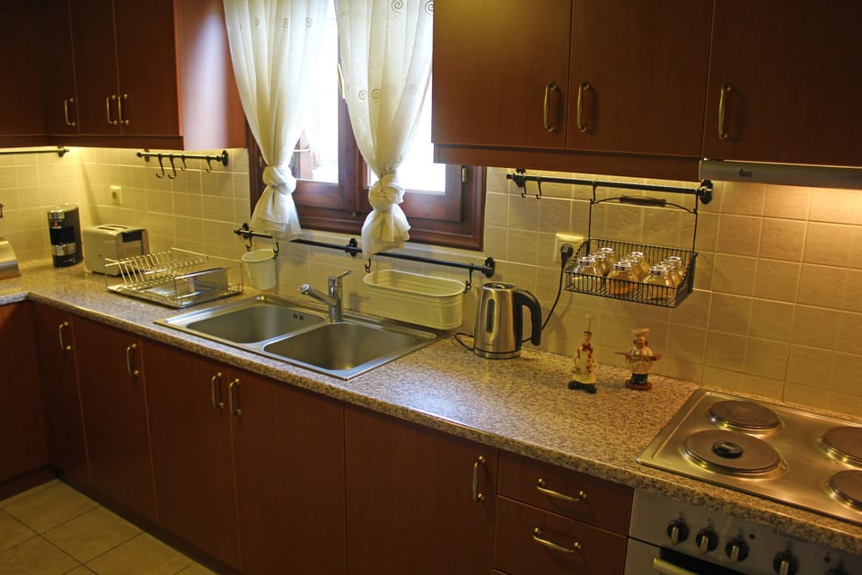 House, 3 Bedrooms | Private kitchen | Full-size fridge, oven, stovetop, dishwasher