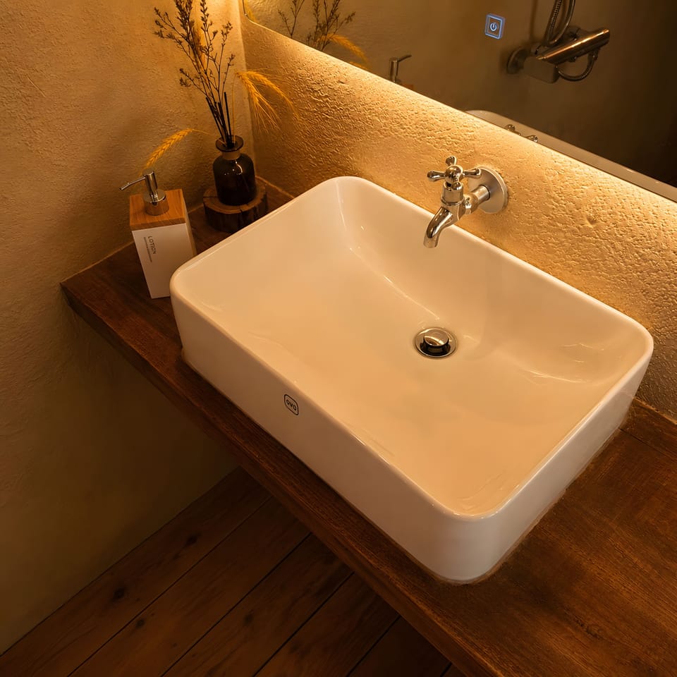 Junior Room | Bathroom | Shower, rainfall showerhead, free toiletries, hair dryer