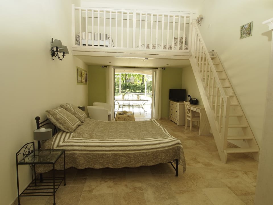 Comfort Quadruple Room | Desk, soundproofing, free WiFi, bed sheets