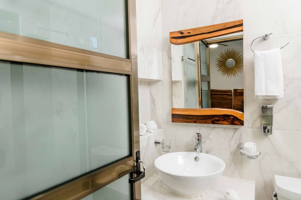 Luxury Quadruple Room | Bathroom | Shower, rainfall showerhead, hair dryer, towels