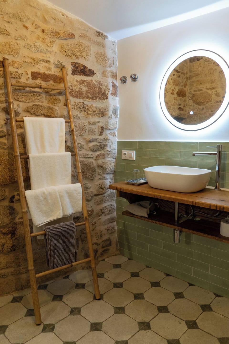 Superior Suite | Bathroom | Jetted tub, rainfall showerhead, hair dryer, towels