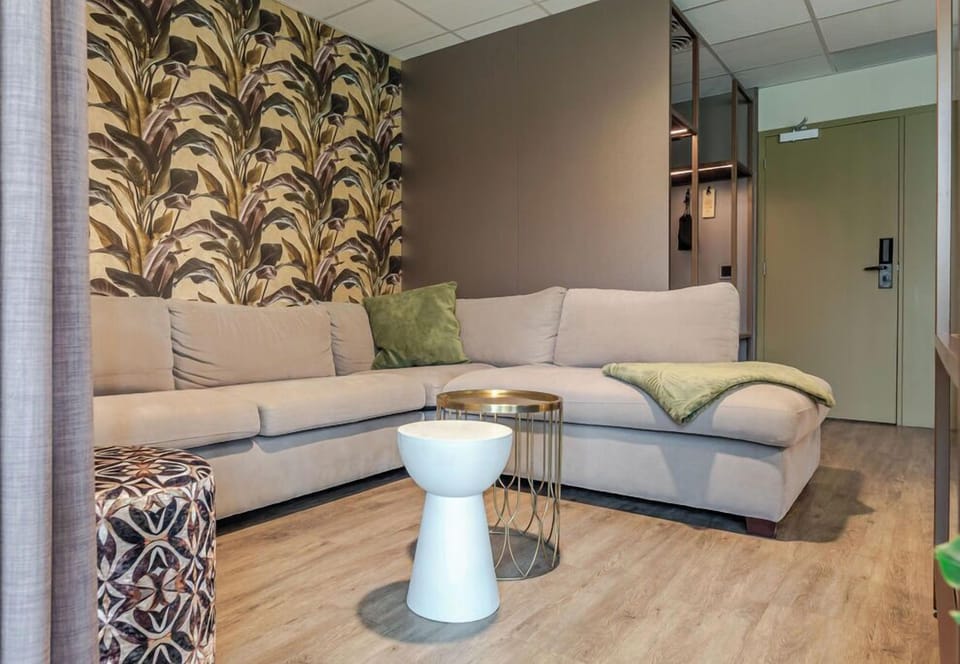  Gold Botanic Suite | Living area | TV
