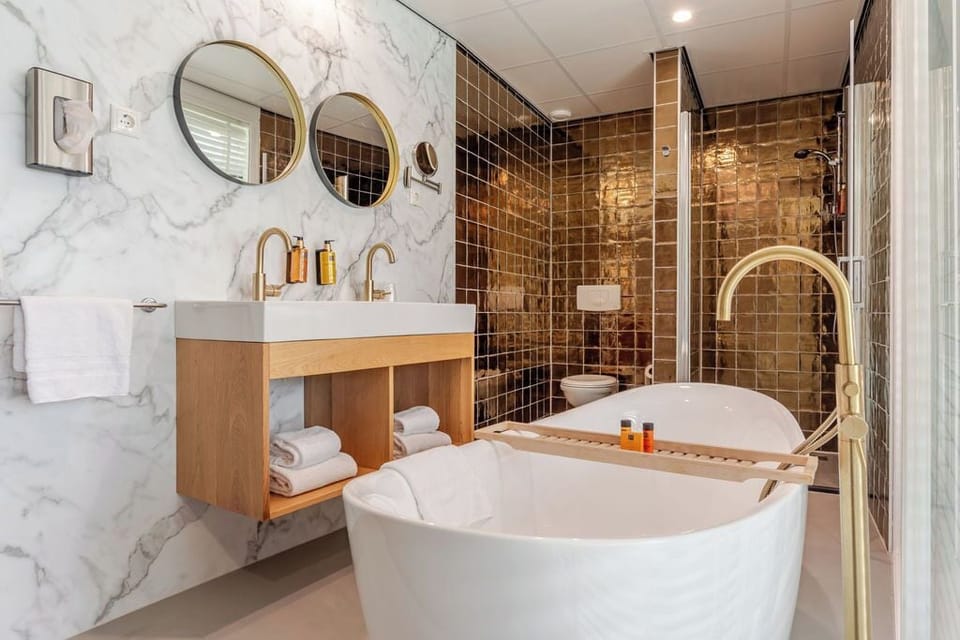 Junior Suite | Bathroom | Hair dryer, towels, soap, shampoo