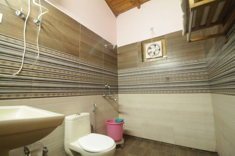 Standard Double Room | Bathroom
