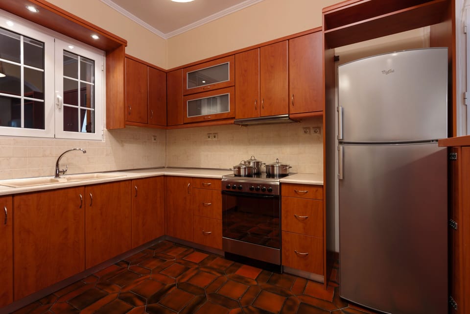 Comfort Apartment | Private kitchen | Full-size fridge, oven, stovetop, coffee/tea maker