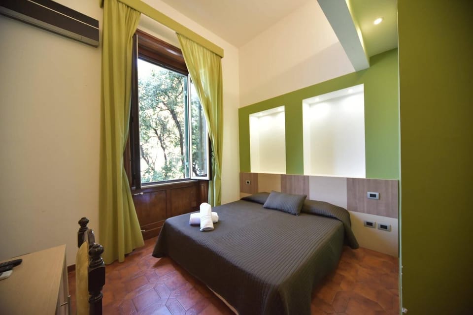 In-room safe, blackout drapes, free WiFi