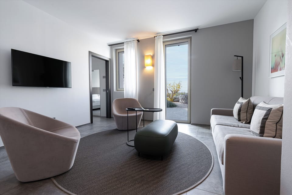 Junior Suite | Premium bedding, down comforters, pillowtop beds, minibar