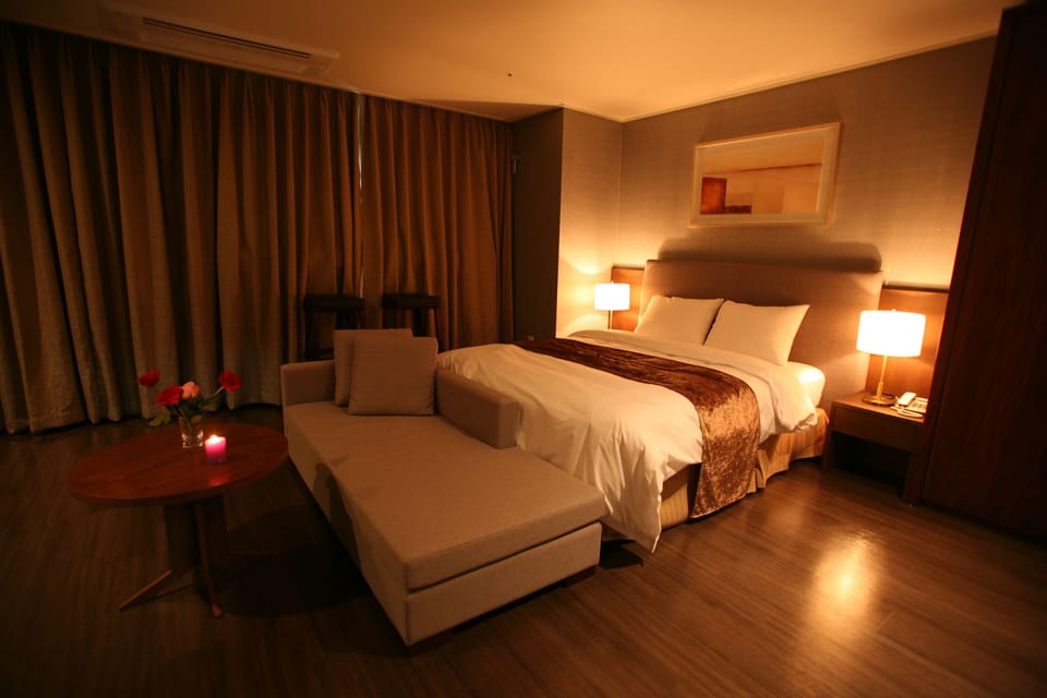Romantic Double Room | In-room safe, desk, soundproofing, free WiFi