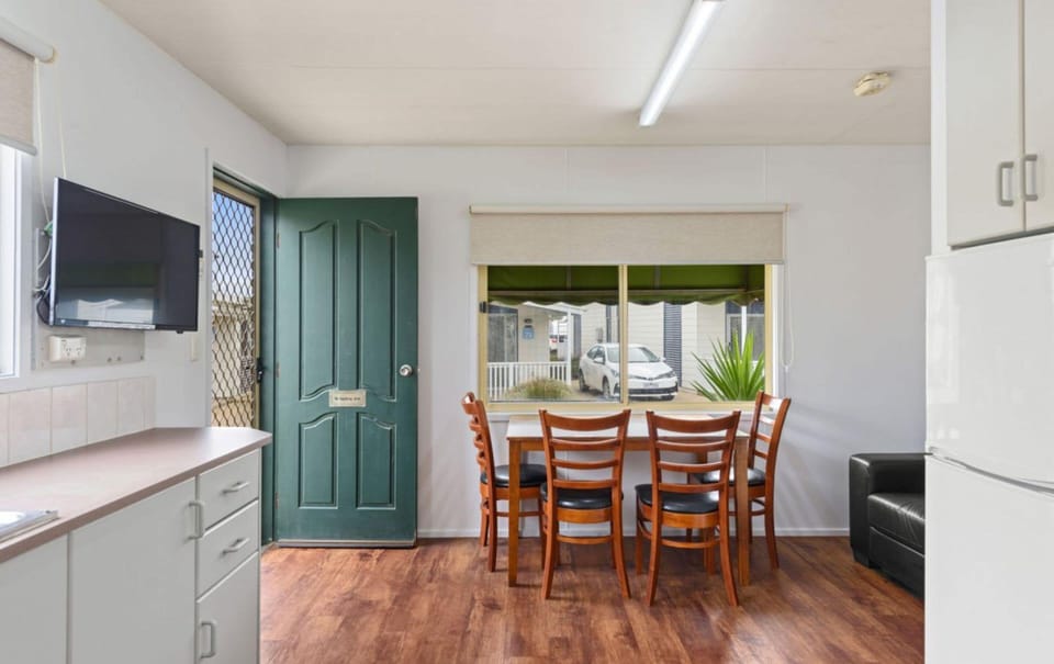 Economy Cabin - Sleeps 6 | In-room dining