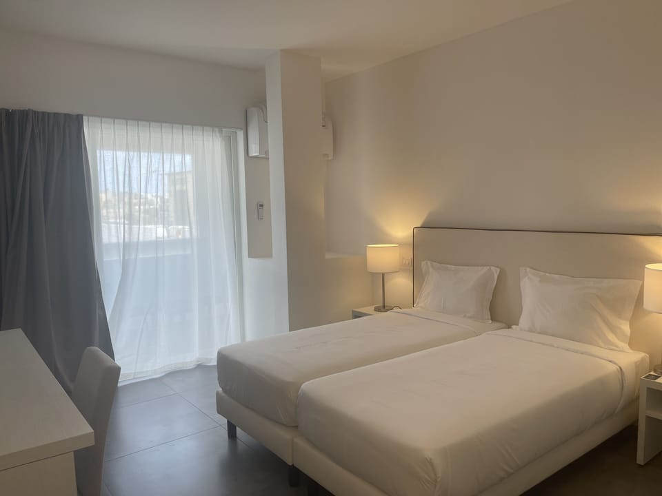 Deluxe Double Room | Minibar, in-room safe, desk, blackout drapes