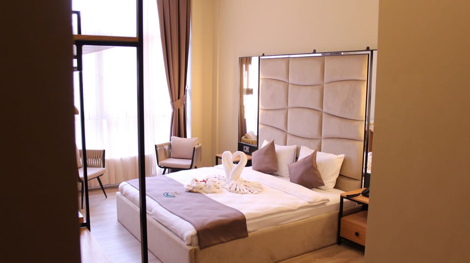 Deluxe Double Room | Hypo-allergenic bedding, minibar, in-room safe, desk