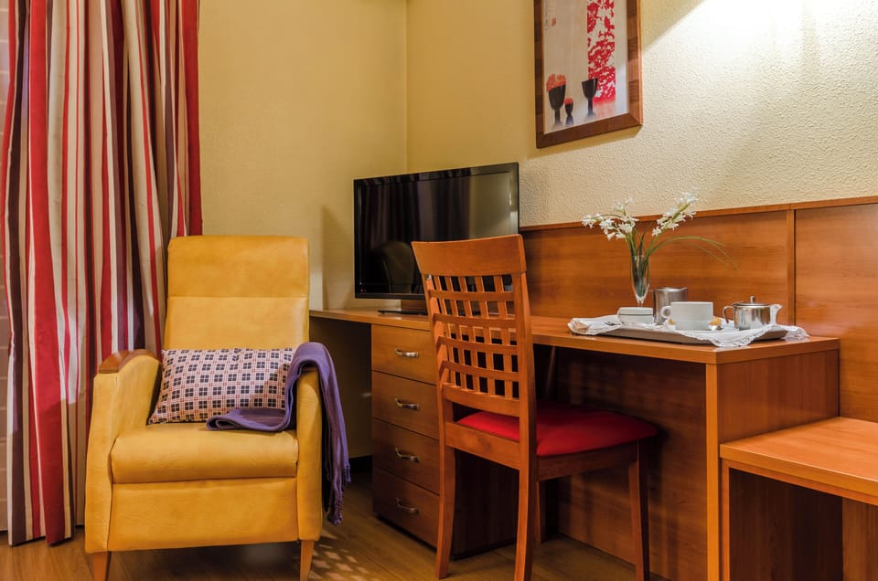 Double Room Single Use | Desk, free cribs/infant beds, internet, bed sheets