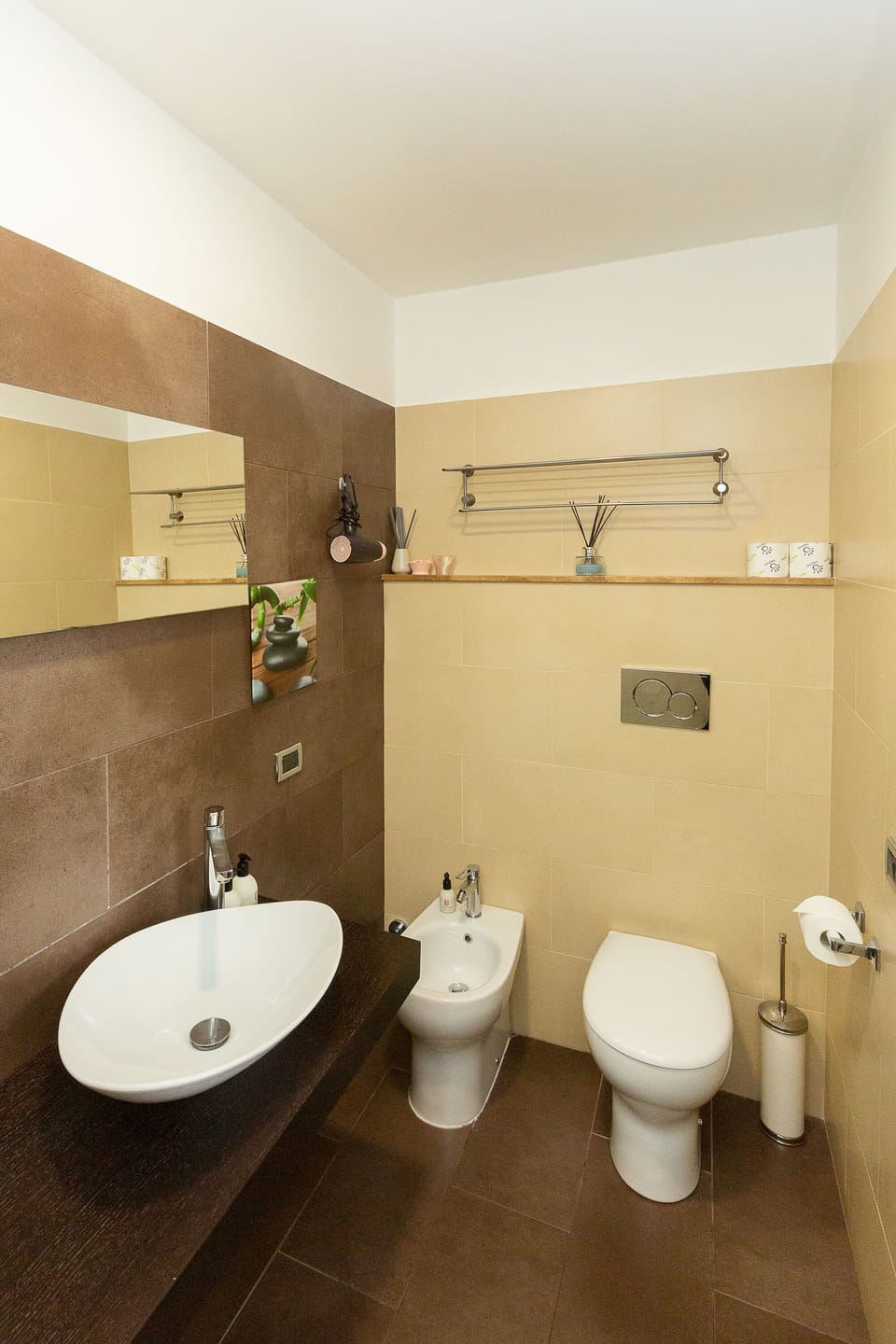 Deluxe Room | Bathroom | Shower, rainfall showerhead, free toiletries, hair dryer