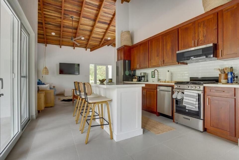 Family House, 2 Bedrooms, Canal View | Private kitchen | Microwave, coffee/tea maker, dining tables