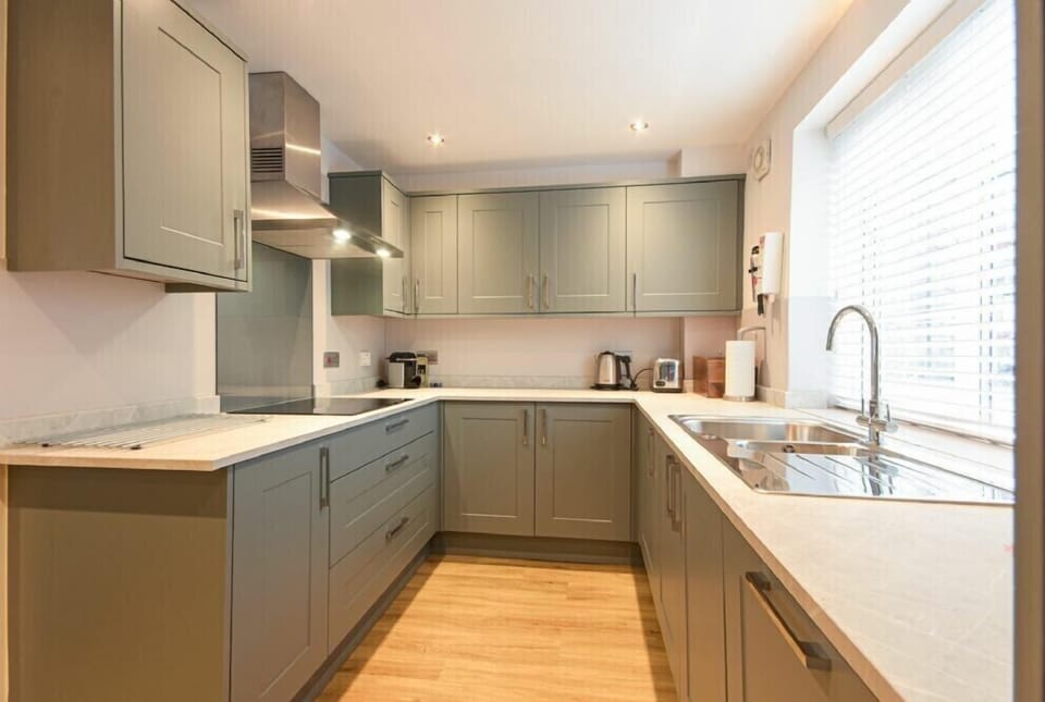 Fridge, dishwasher, cookware/dishes/utensils