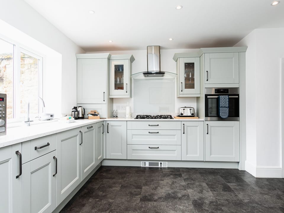 Cottage | Private kitchen | Fridge, dishwasher, cookware/dishes/utensils