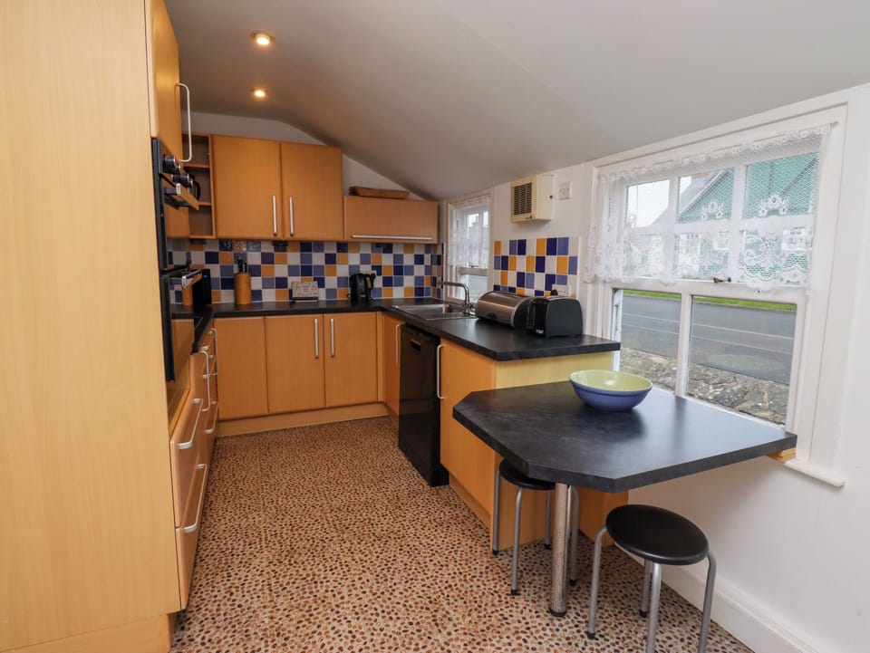 Cottage | Private kitchen | Fridge, dishwasher, cookware/dishes/utensils