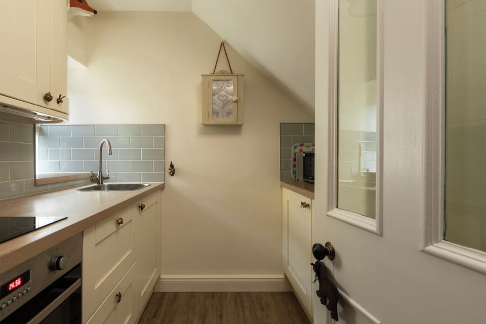 Cottage | Private kitchen | Fridge, cookware/dishes/utensils