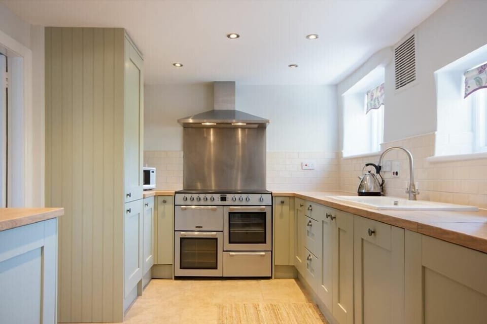 Fridge, dishwasher, cookware/dishes/utensils