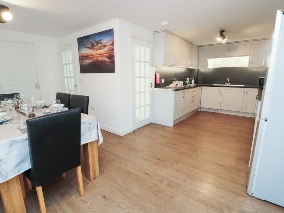 Cottage | Private kitchen | Dishwasher, cookware/dishes/utensils