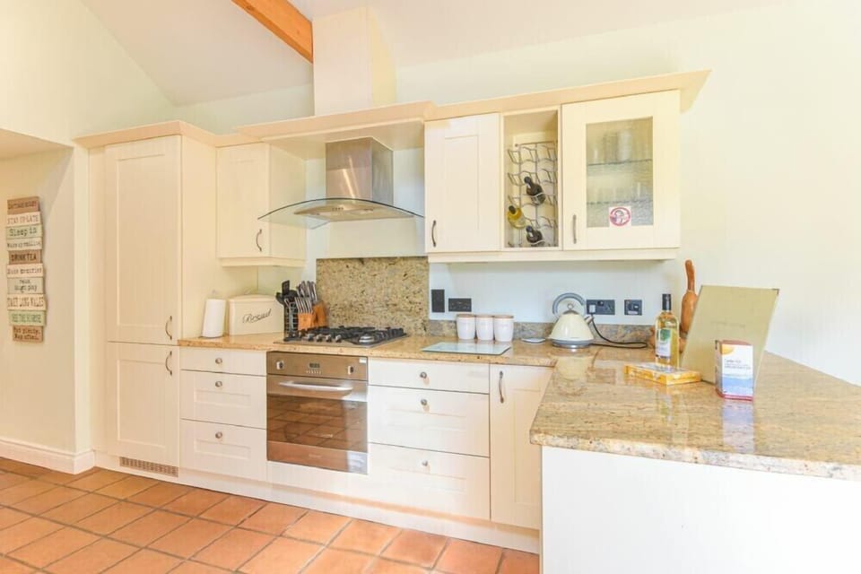 Fridge, dishwasher, cookware/dishes/utensils