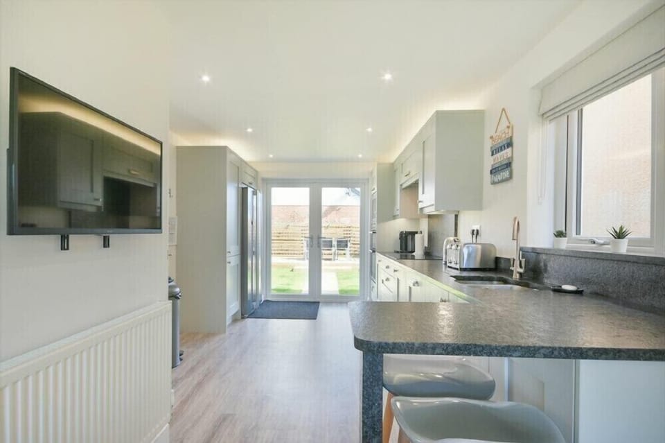 Fridge, dishwasher, cookware/dishes/utensils