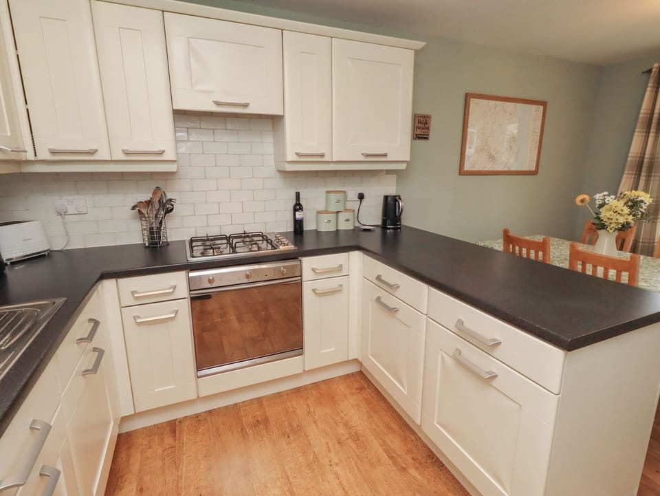 Cottage | Private kitchen | Fridge, dishwasher, cookware/dishes/utensils