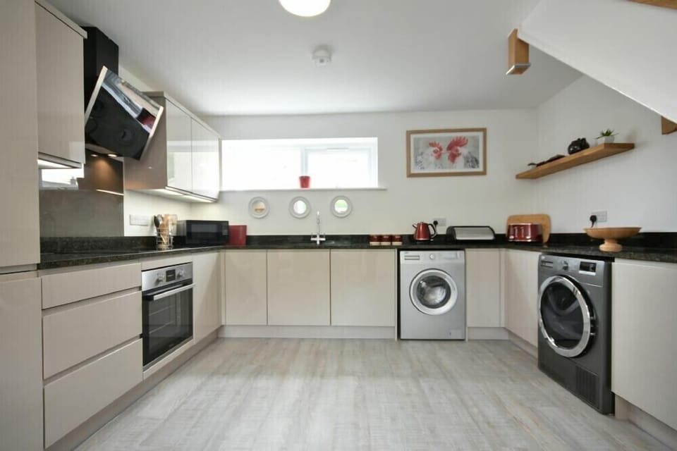 Fridge, dishwasher, cookware/dishes/utensils