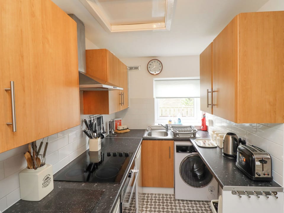 Cottage | Private kitchen | Fridge, cookware/dishes/utensils