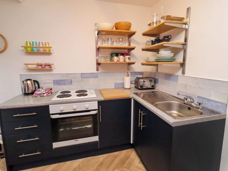 Cottage | Private kitchen | Fridge, cookware/dishes/utensils