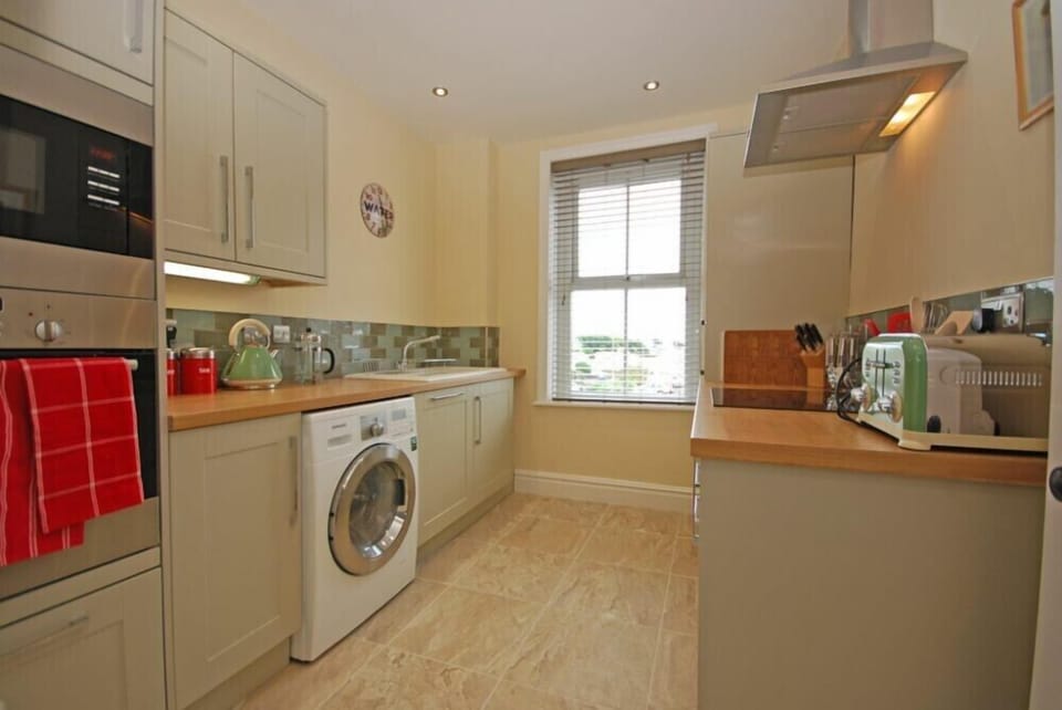 Fridge, dishwasher, cookware/dishes/utensils
