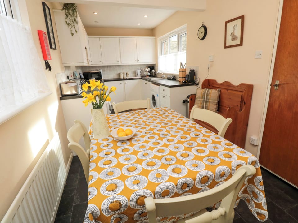 Cottage | Dining