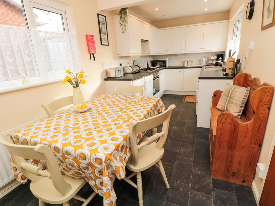 Cottage | Dining