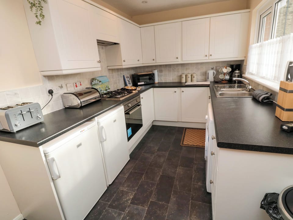Cottage | Private kitchen | Fridge, cookware/dishes/utensils
