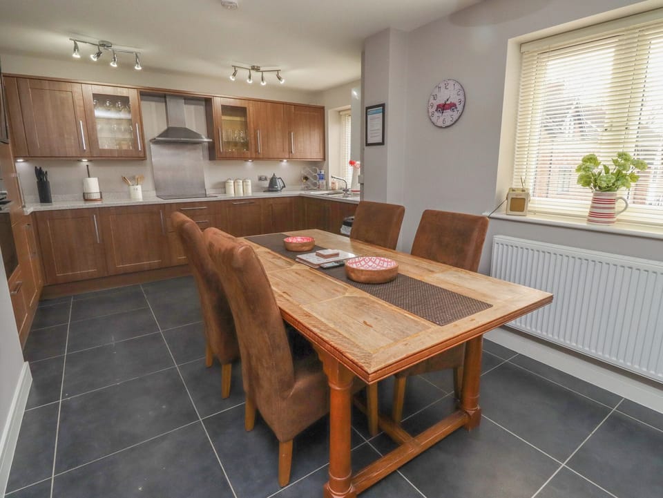 Cottage | Dining
