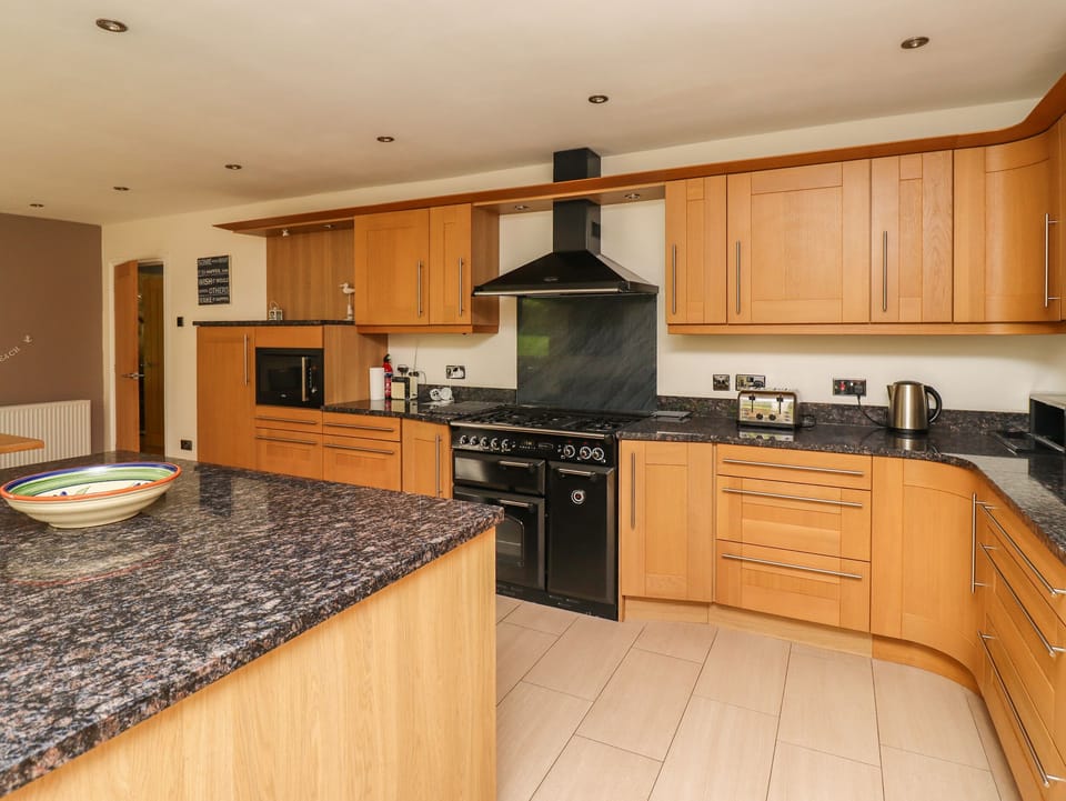 Cottage | Private kitchen | Fridge, dishwasher, cookware/dishes/utensils